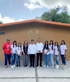 Felicita Dámaso Anaya a softbolistas de la UAT campeonas del torneo nacional Williamsport