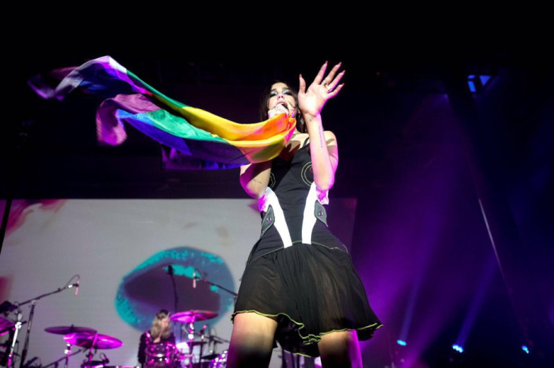 Fans con banderas LGBT son expulsados de concierto de Dua Lipa