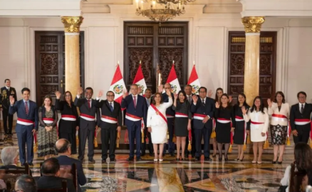 En medio de protestas, presenta presidenta de Perú nuevo gabinete 