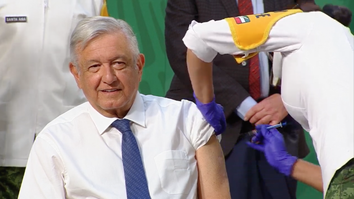 Recibe AMLO primera dosis de la vacuna AstraZeneca contra el COVID-19 en Palacio Nacional