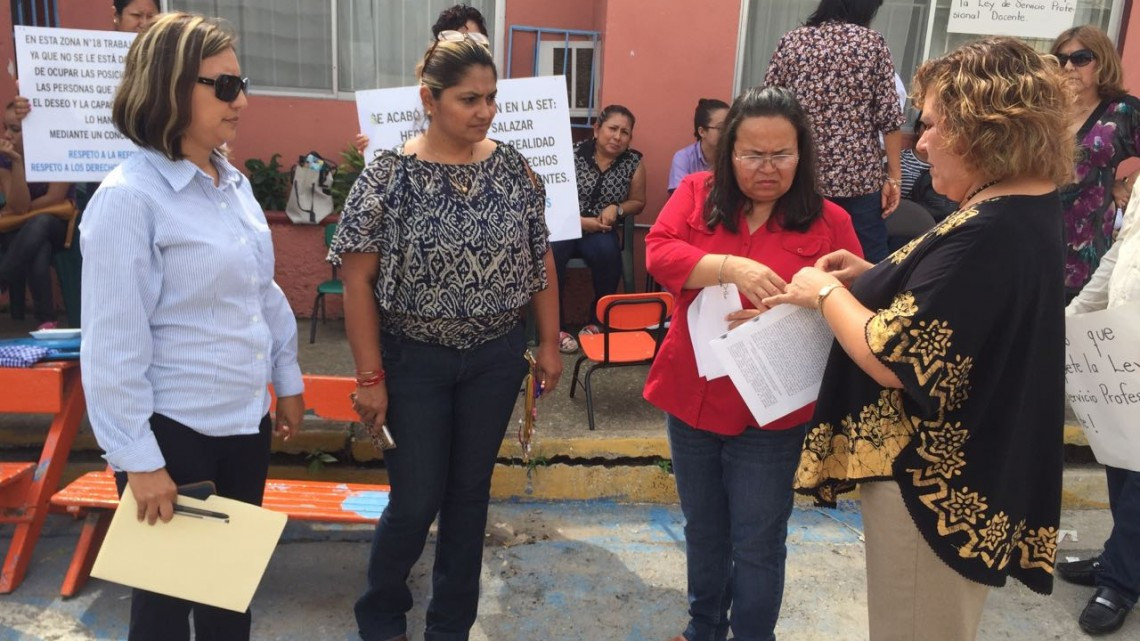 Bloquean acceso a escuela especial, exigiendo solución a conflicto escolar