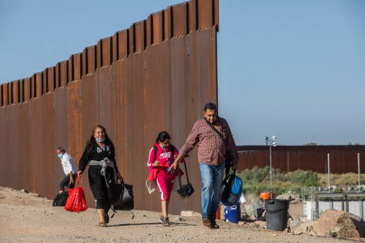 Texas comienza arrestos a migrantes por "allanamiento de morada"