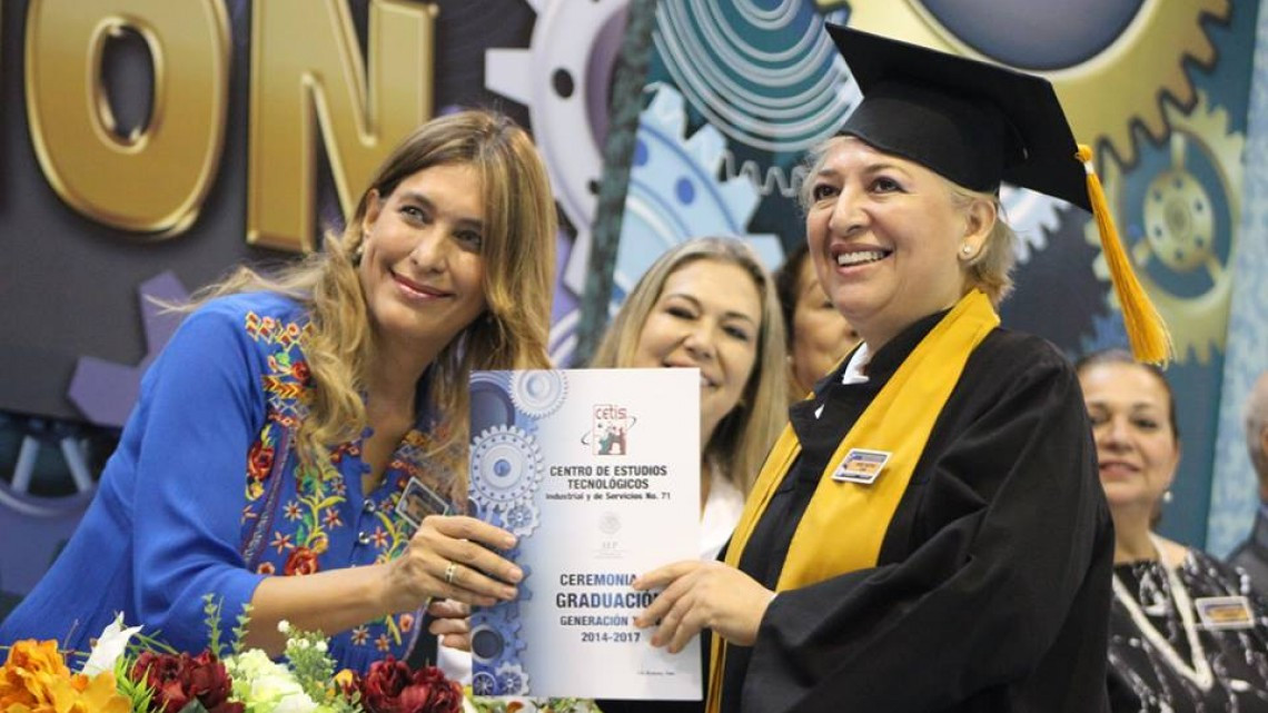 Maki felicita a graduados de CETIS No. 71