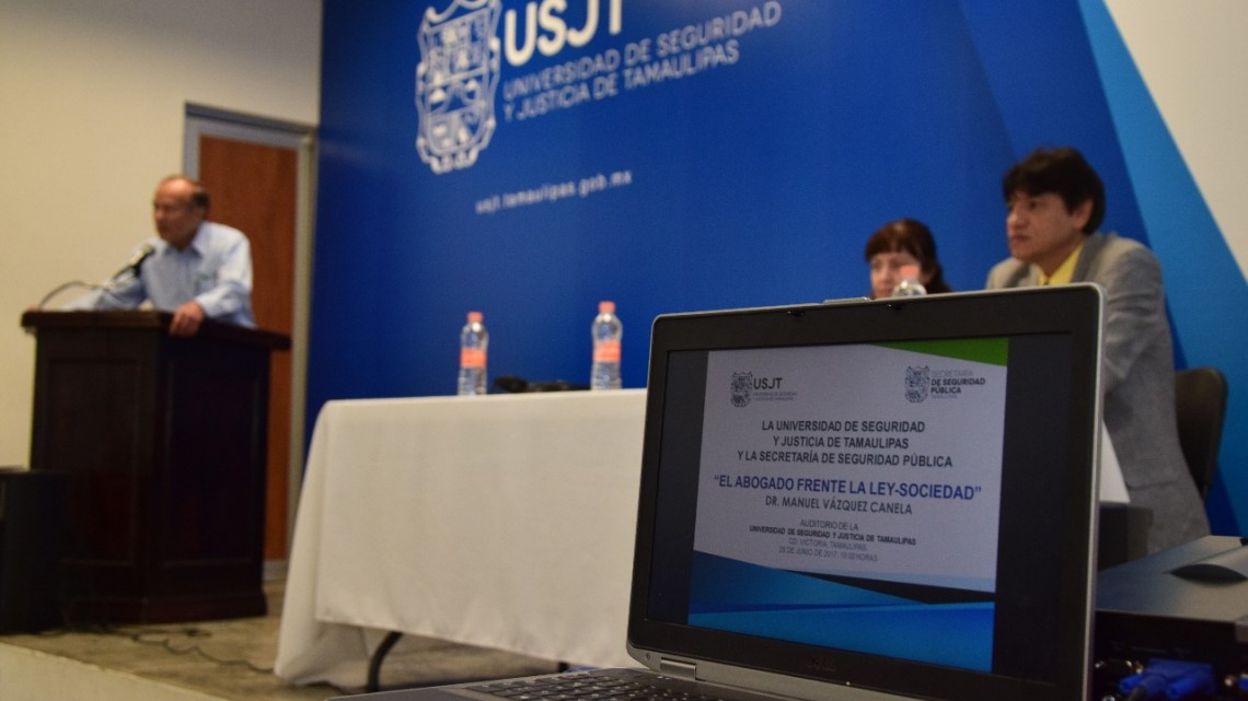 Celebran ponencia "El Abogado frente a la Ley-sociedad"