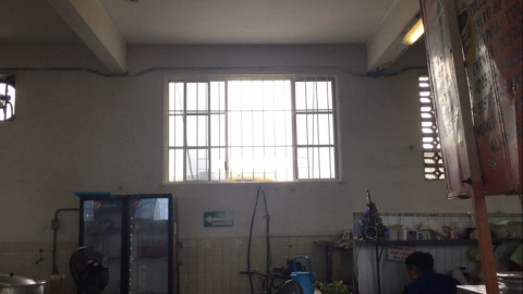 Instalan enrejado en ventanas del mercado gastronómico de Madero