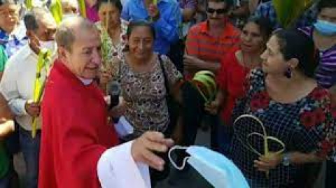 Sacerdote de Honduras pide disculpas por decir que el cubrebocas es una ‘babosada’