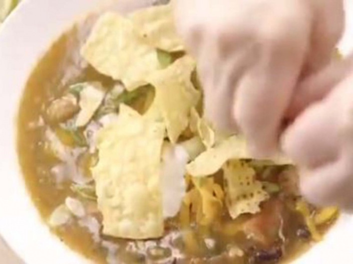 Chef estadunidense vuelve loco internet por su receta de “pozole”