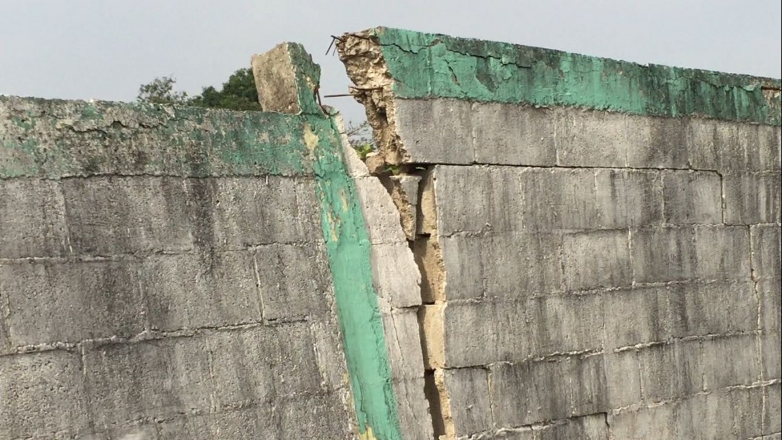 Niños en riesgo por barda apunto de colapsarse