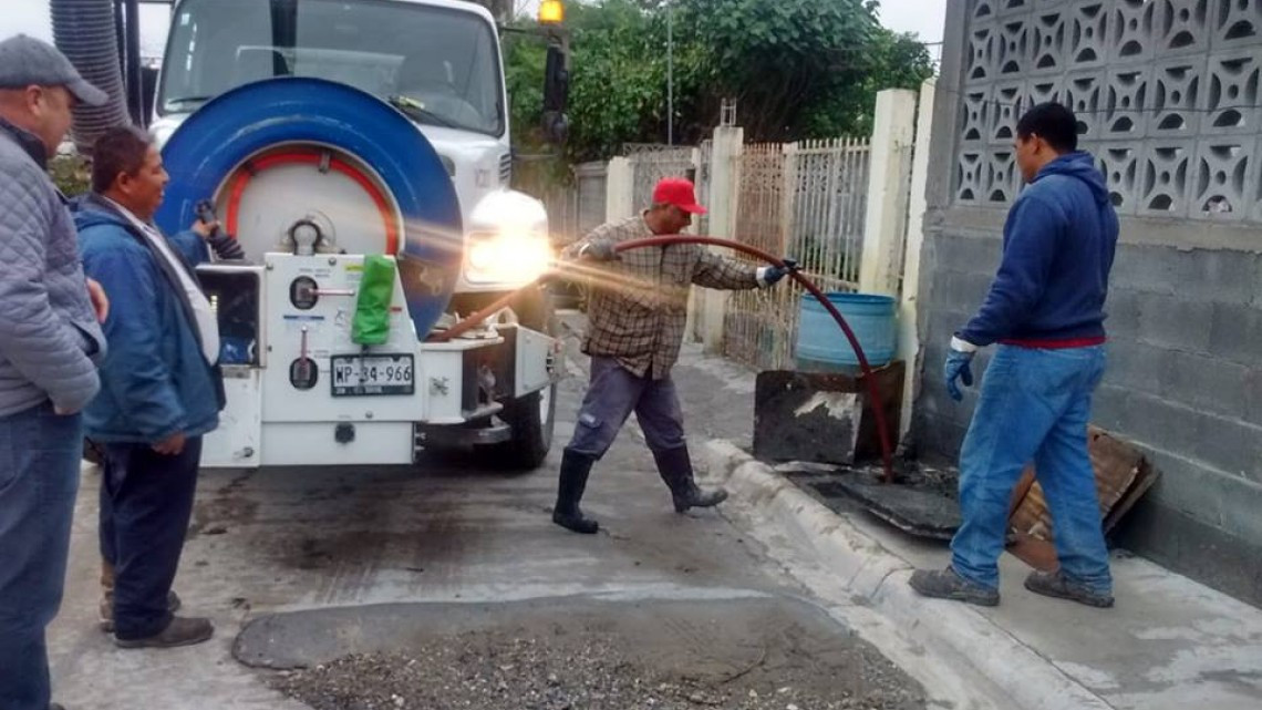Comapa trabaja con equipo vactor