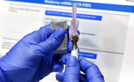 Suspende AstraZeneca pruebas de vacuna contra COVID-19 por una posible reacción adversa en participante