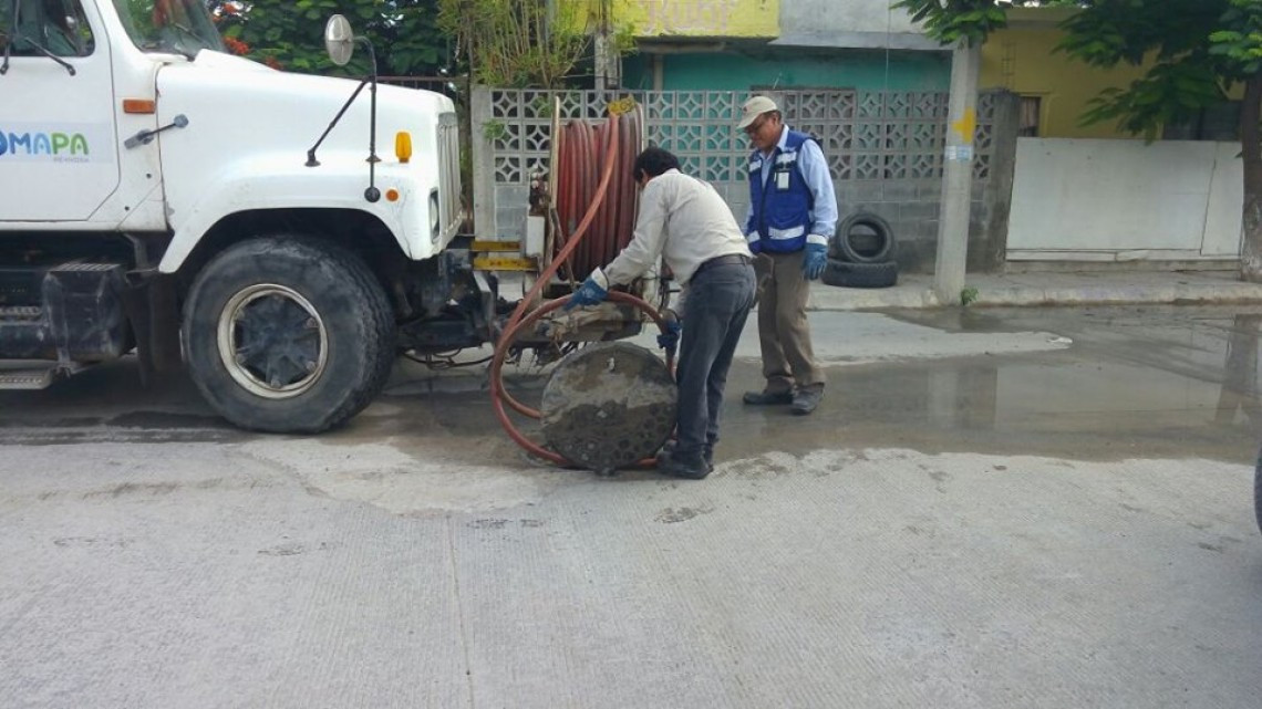 Comapa trabaja con equipo vactor