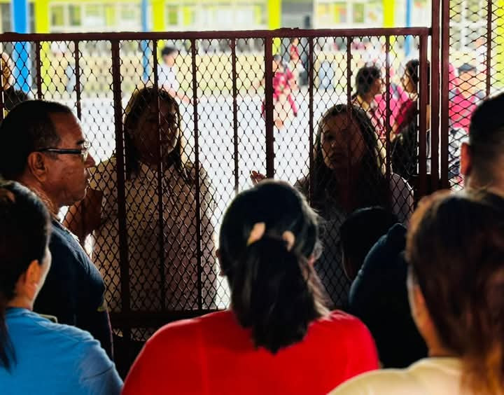 Protestan por falta de maestros en Escuela Secundaria Técnica 77 