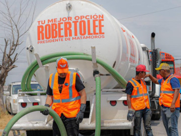 Roberto Lee desazolva calles del Fraccionamiento San Pedro