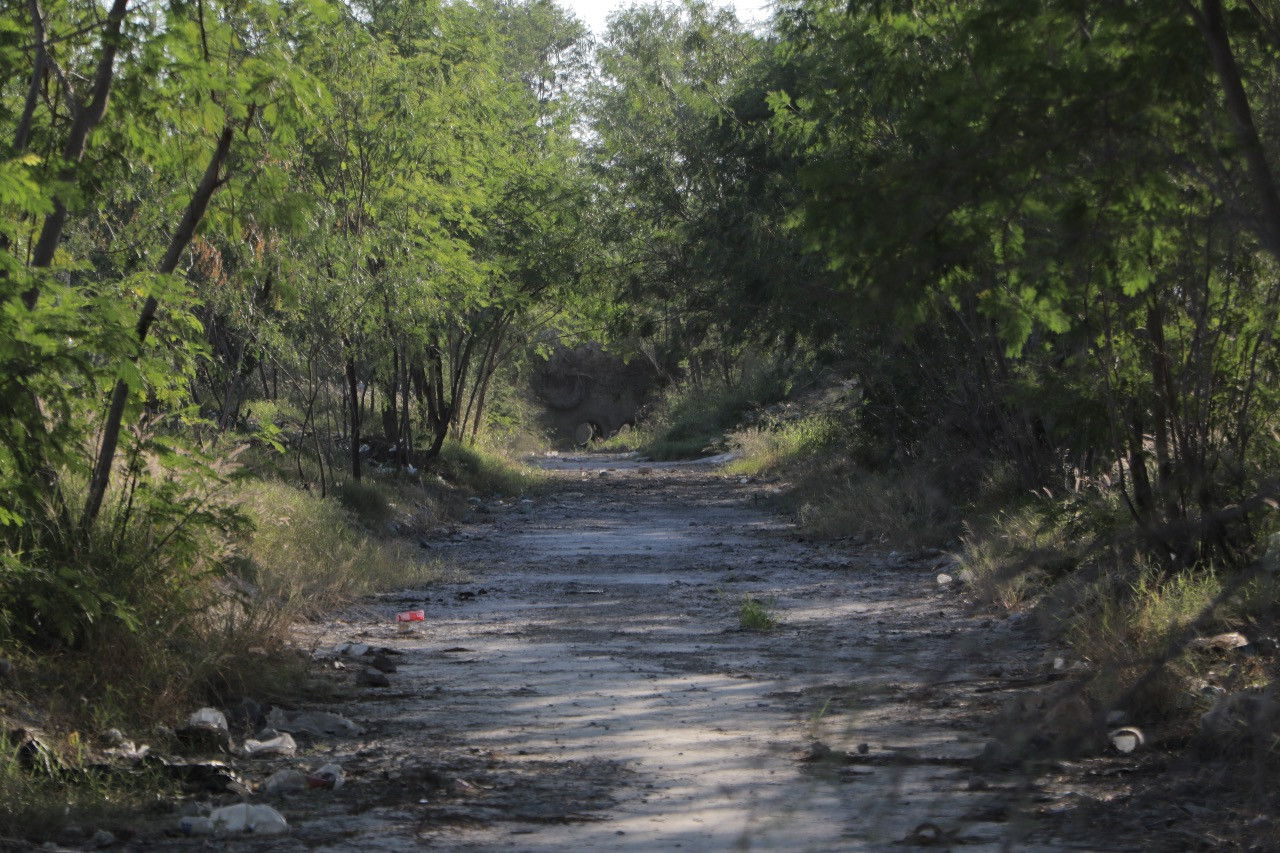 Realizan limpieza y saneamiento en drenes