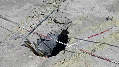 Cráter volcánico se traga a tres miembros de una familia