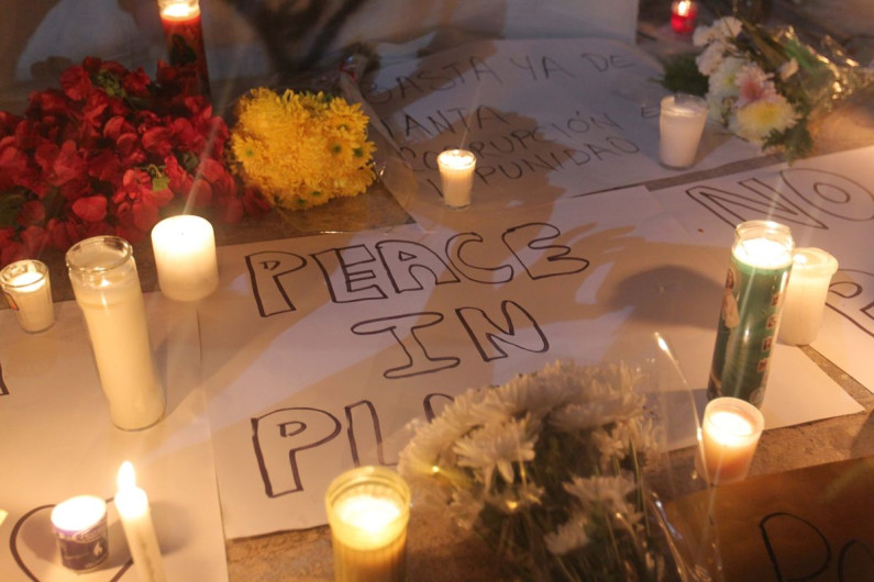 Realizan vigilia tras tiroteo en discoteca de Playa del Carmen