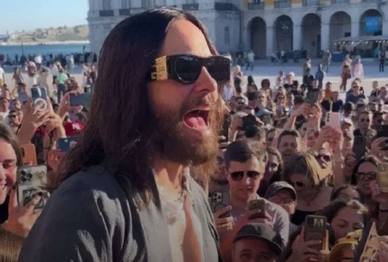 Jared Leto da concierto improvisado en las calles de Lisboa