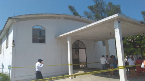 Se cae a pedazos techo de Iglesia en Madero