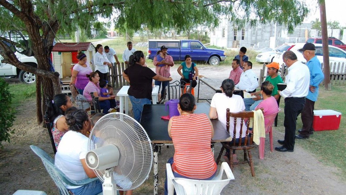 Alcalde visita a vecinos de colonia Humberto Treviño