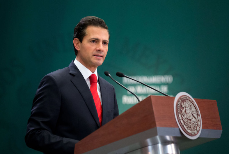 Lenin Moreno es felicitado por Peña Nieto