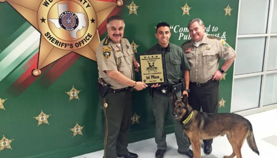 Reciben premio oficial y su compañero canino