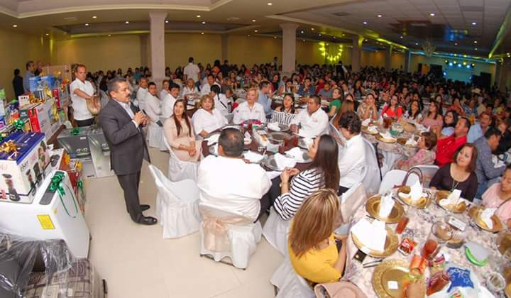 Ayuntamiento festeja a maestros en su día