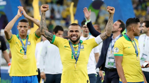 Dani Alves regresa a Brasil 