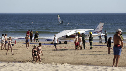 Avioneta aterriza en playa de Portugal dejando 2 muertos