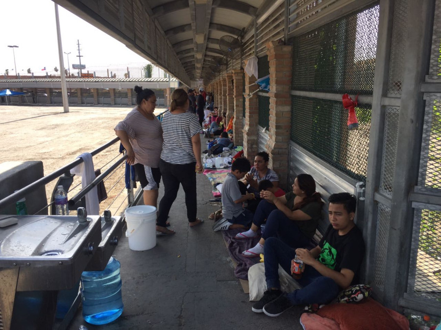 Permanecen migrantes latinoamericanos en puente internacional de Reynosa