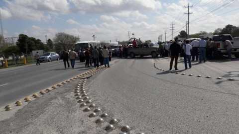De nuevo Agricultores bloquean carretera Río Bravo - Reynosa