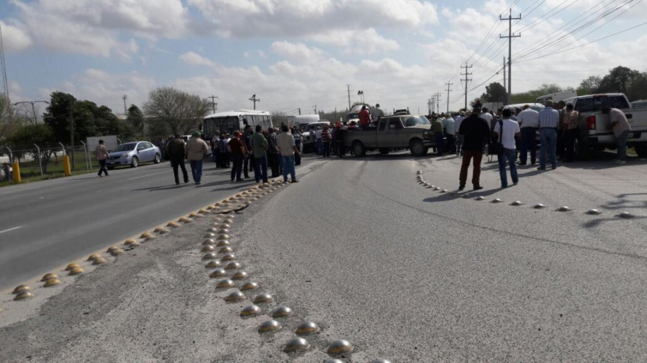 De nuevo Agricultores bloquean carretera Río Bravo - Reynosa