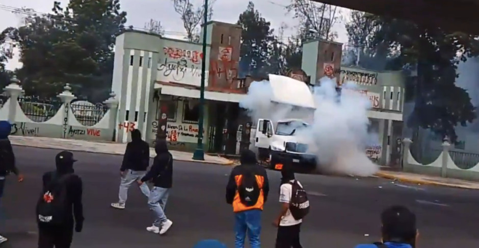 Protesta por Ayotzinapa: derriban e incendian camión en acceso del Campo Militar 1