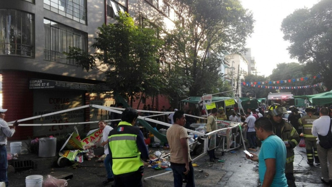 Hombre arrolla a personas en un tianguis