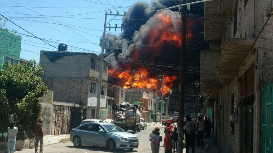 Controlan incendio en depósito de tubos de polímero en Ecatepec