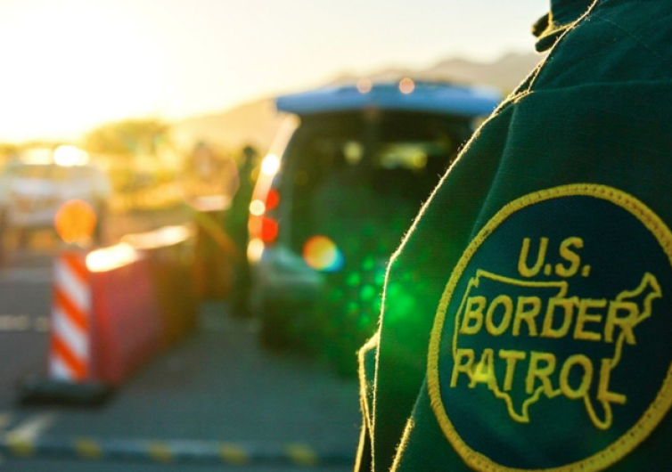 Agentes descubren a 14 migrantes escondidos en camiones en Falfurrias, Texas