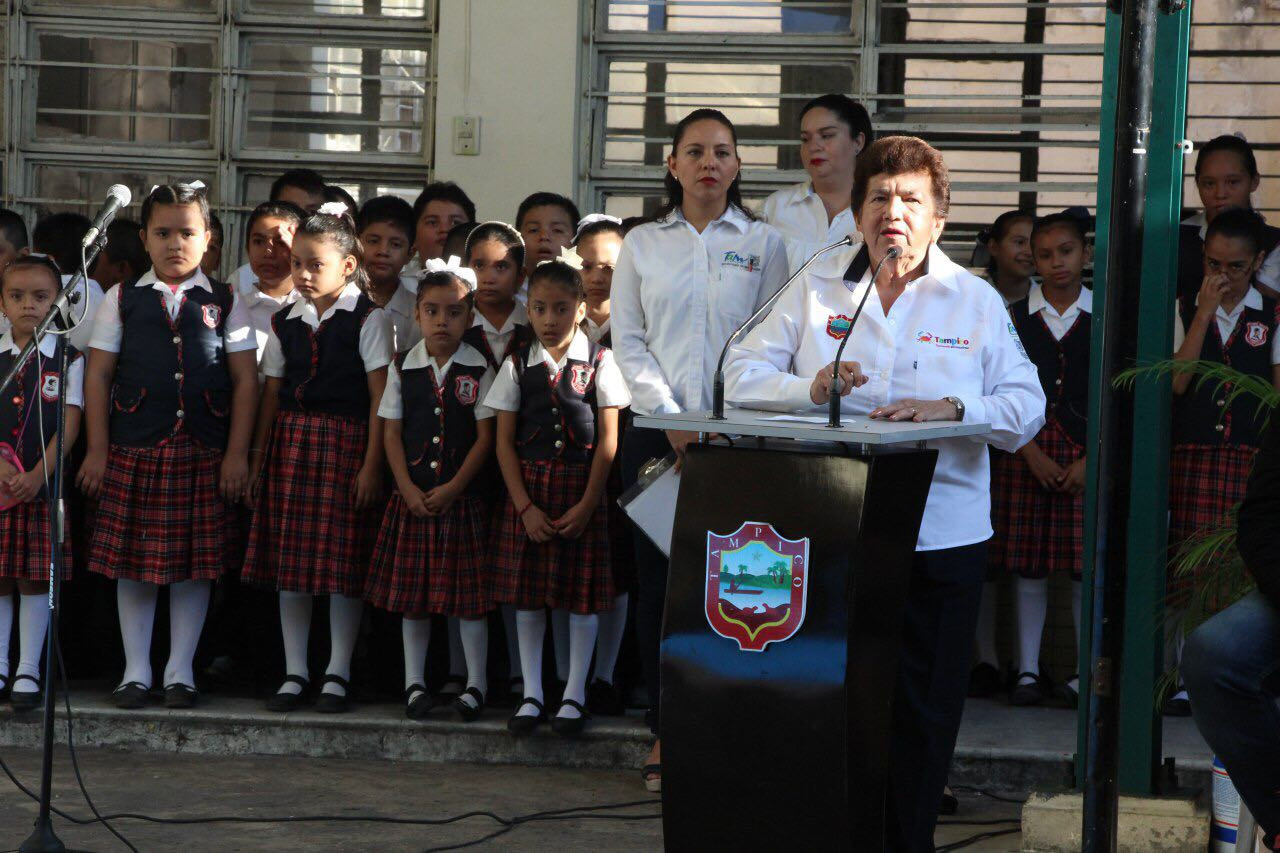 Brinda Ayuntamiento beneficios a la primaria “La Corregidora”