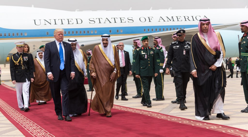 Trump llega a Arabia Saudí en su primera gira internacional