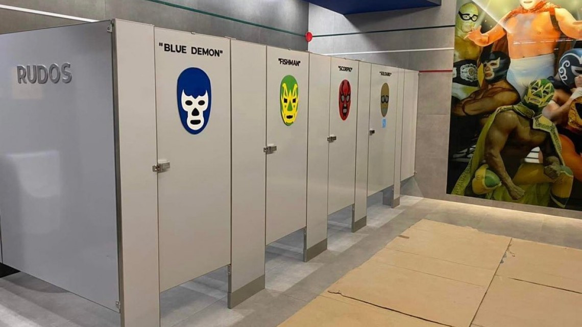 Lucha Libre y Xochimilco son plasmados en la decoración de los baños de AIFA 