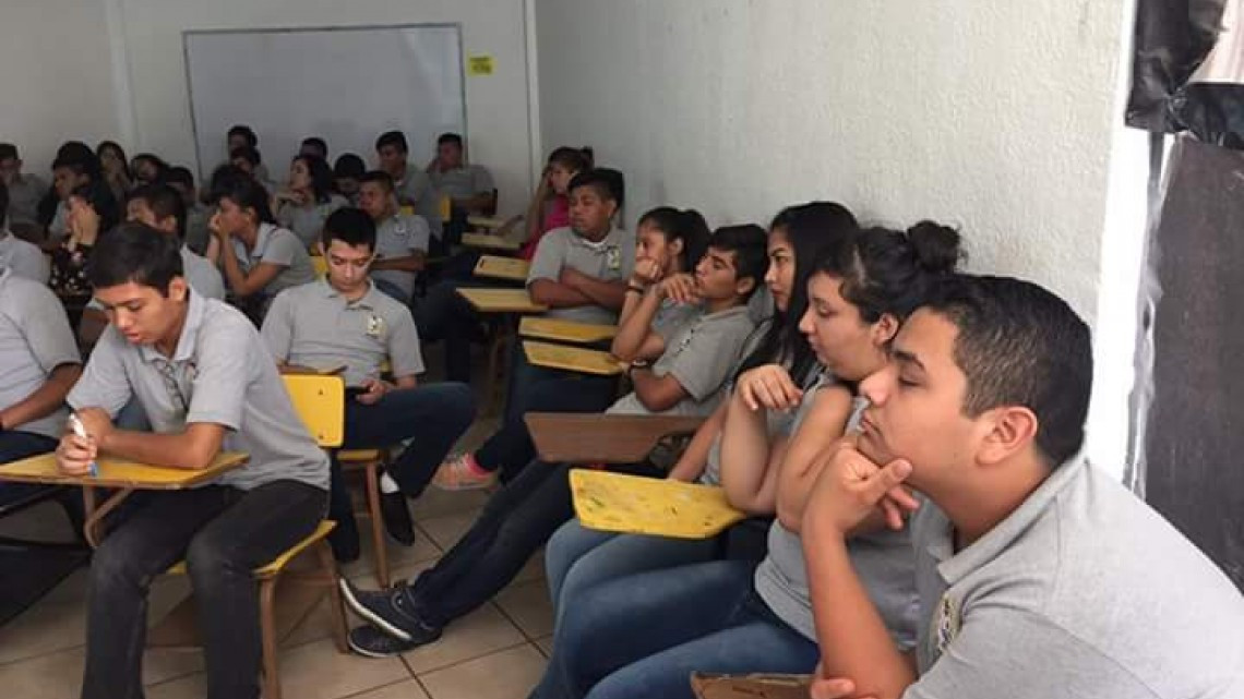 Imparten conferencia "Ser Proactivo" a universitarios