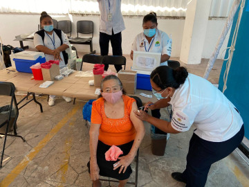 Arranca vacunación de adultos mayores
