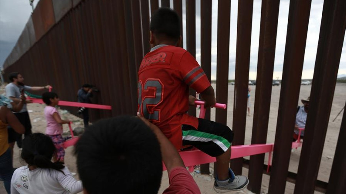 Convierten muro fronterizo en un parque de juegos