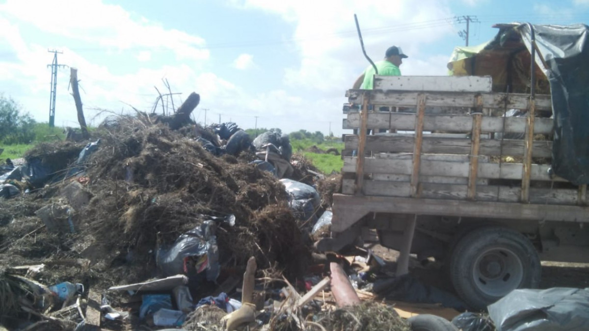 Retira Municipio ramas y cacharros de la vía pública