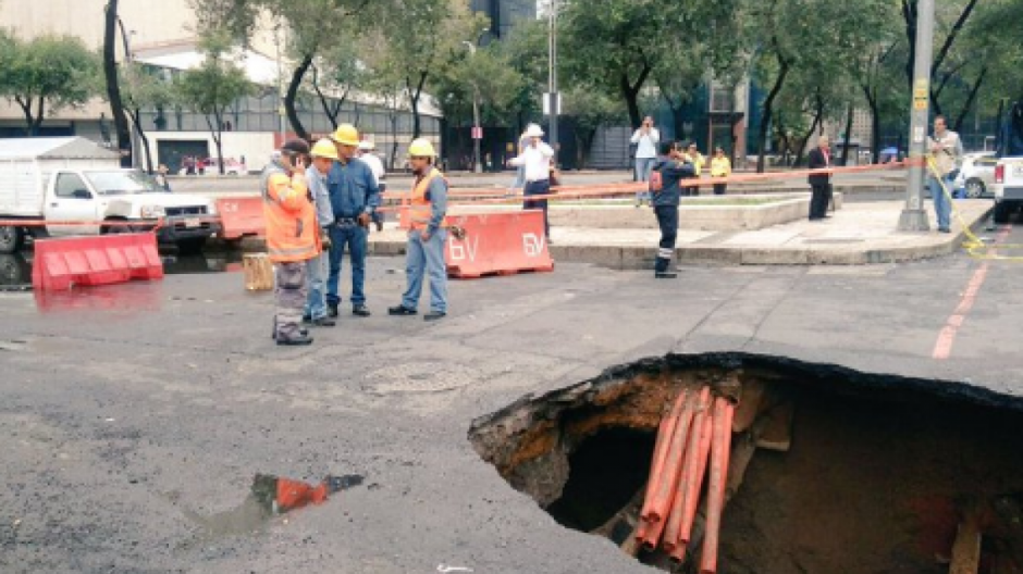 Socavón enorme se abre en la CDMX