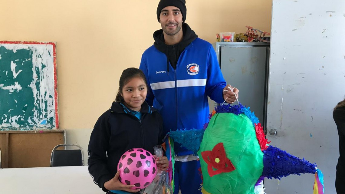 Dibujan sonrisas a pequeños