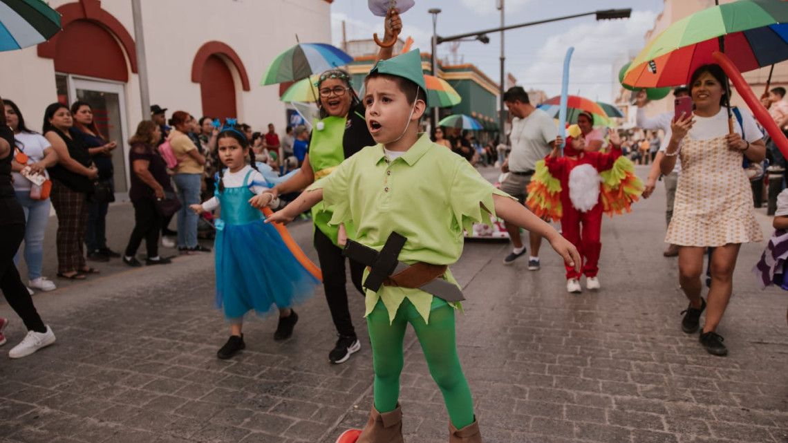 Con desfile dan la bienvenida a la primavera 2025
