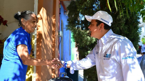 Beneficia alcalde de Nuevo Laredo a vecinos de la colonia Villas del Sol