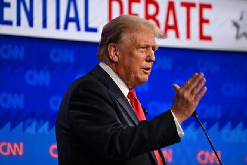 Trump vende tarjetas con pedazos del traje con el que “noqueó” a Biden en debate presidencial