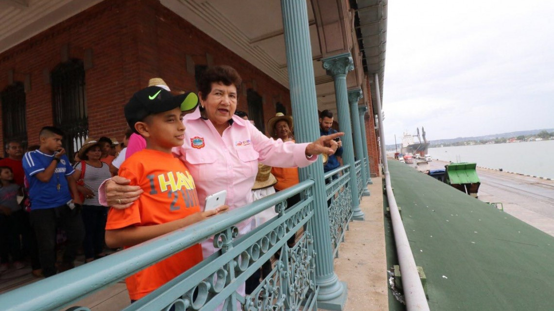 Alcaldesa saluda a turistas en Edificio de Ex- Aduana de Tampico
