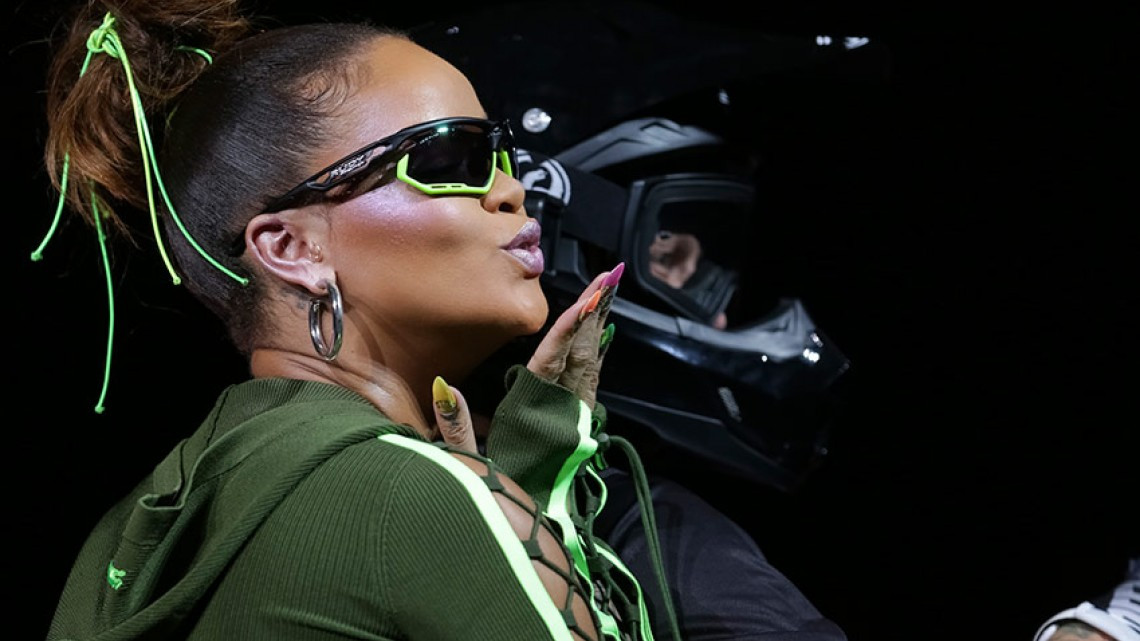 Rihanna llega en moto a la Semana de la Moda de Nueva York