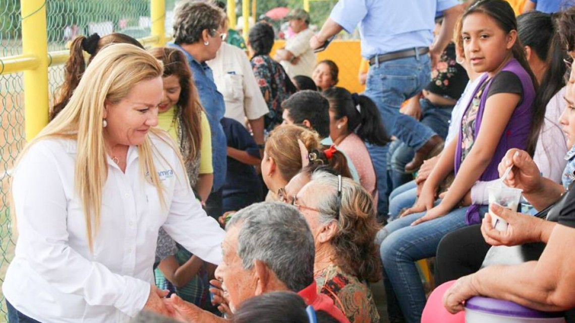 Asiste alcaldesa a inauguración a campo de béisbol